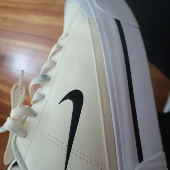 Nike Cream Sneakers - Picture 9 of 10
